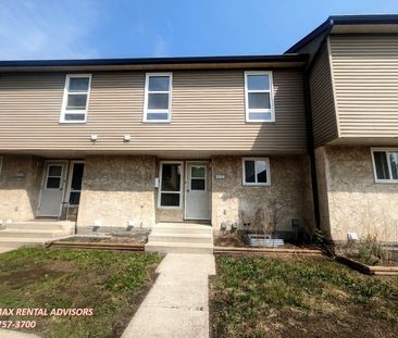 GREAT 3 BED, 1.5 BATH TOWNHOUSE IN NORTHEAST EDMONTON, RUNDLE HEIGH... - Photo 3