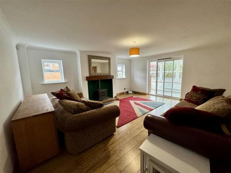 3 bedroom detached house to rent - Photo 2