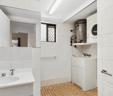 Stylish Apartment Living in Prime Cairns North Location - Photo 3