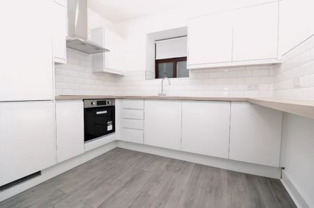 3Bedrooms, 2Bathrooms - Photo 2