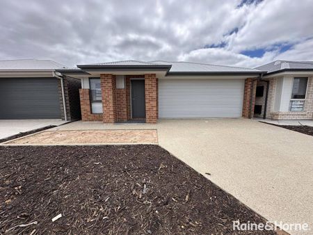 Modern Family Living in Munno Para Downs - Photo 2