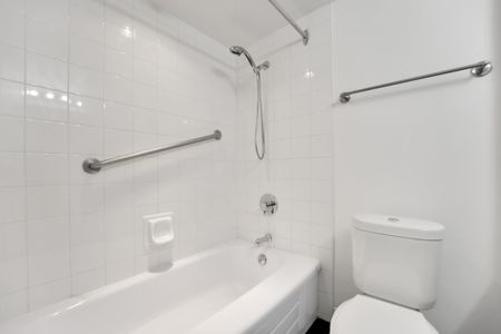 James Bay Square - 1 Bedroom - Photo 2