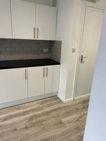 5 Bed Detached House, Selsdon Road, CR2 - Photo 4