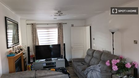 Room for rent in 3-bedroom apartment in Dublin - Photo 2