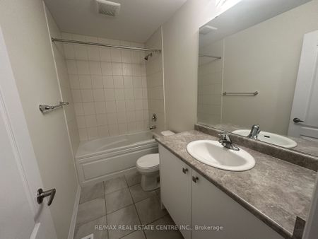 Townhouse For Lease | X8130120 - Photo 3