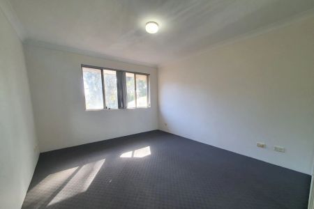 Spacious Two Bedroom Apartment - Photo 2