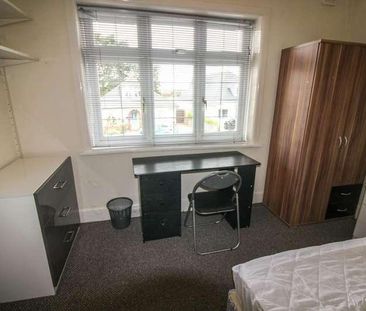 Bedroom Detached House In Winton, BH9 - Photo 2