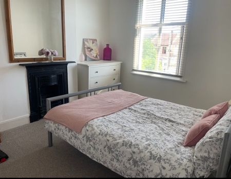 4 Bed Semi-Detached House, Hertford Rd, IG2 - Photo 2