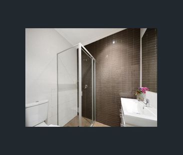 Spacious Two-Bedroom Apartment – Top Floor Location - Photo 3