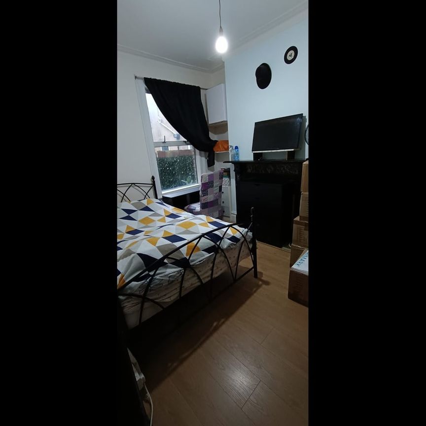 2 Bed Flat, Mathews Park Avenue, E15 - Photo 1