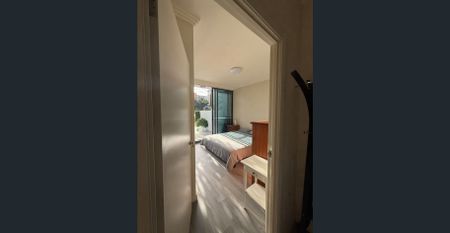 Furnished double entrance apartment with a private yard - Photo 4