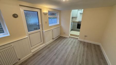 2 bedroom end of terrace house to rent - Photo 3