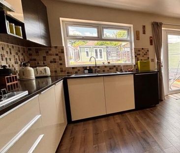 3 Bed Terraced House, Wardown Crescent, LU2 - Photo 1