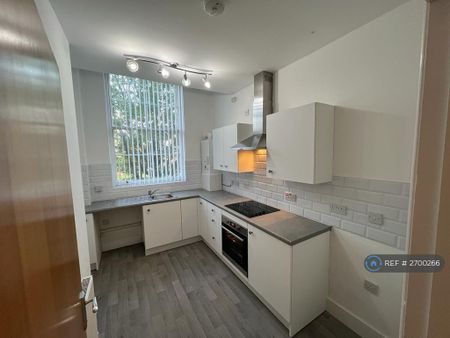 2 bedroom flat to rent - Photo 2