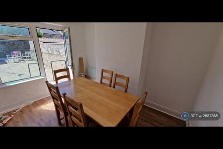 1 bedroom in a house share to rent - Photo 4