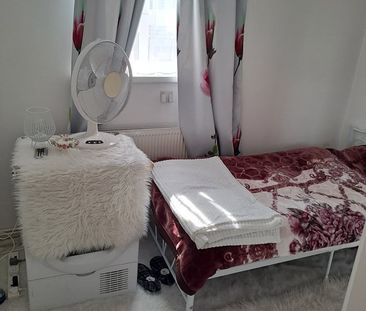 Room in a Shared Flat, Southcott House, E3 - Photo 1