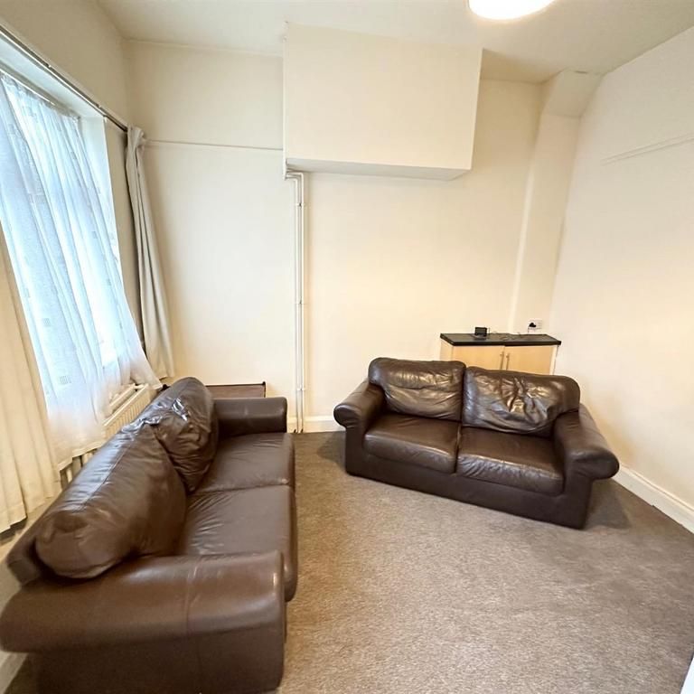 3 bedroom flat to rent - Photo 1