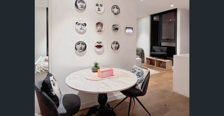 Fully furnished Luxurious 2-Bedroom Apartment with Study and Stunning Views Opposite Albert Park Lake - Photo 2