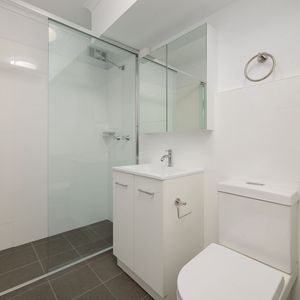 Sundrenched one bedder , Newly renovated throughout - Photo 2