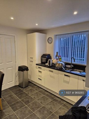 1 bedroom in a house share to rent - Photo 4