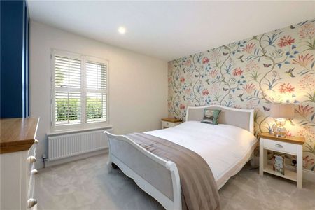 Delightful period cottage with south facing garden in this sought after Chilterns village, overlooking open fields. - Photo 3