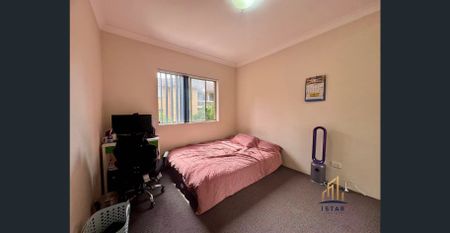 SPACIOUS TWO-BEDROOM APARTMENT - CLOSE TO TRAIN STATION - Photo 3