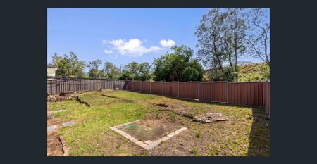 Large 5 bedroom home in a prime location! - Photo 2