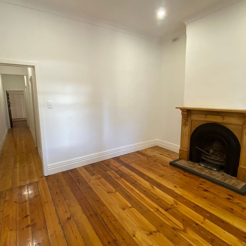 Character 2 Bedroom single-fronted cottage freshly painted and refurbished throughout - Photo 1