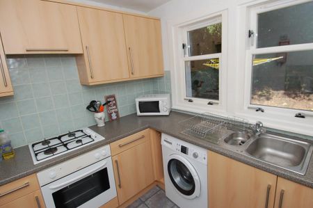 3 bedroom semi-detached house to rent - Photo 2