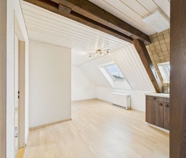 Charmante 2.5-Zimmer-Dachwohnung mit viel Licht und Aussicht - Photo 6