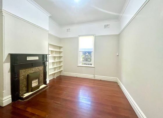 Ultimate Convenience 3 Bedroom House in prime location - Photo 1