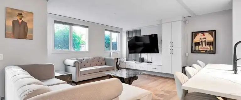 Gorgeous 2x storey condo in Mission, 2x parking spots, 1550 sq feet,fenced yard | Calgary - Photo 1