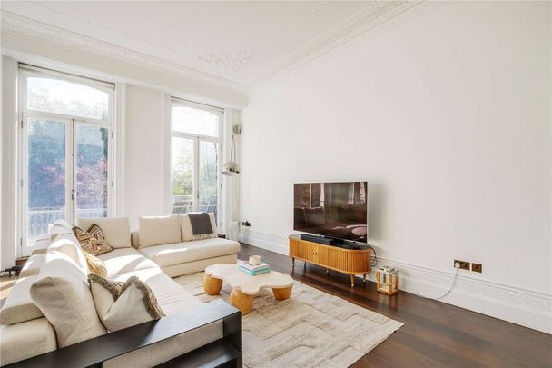 A beautifully renovated first floor period conversion with high ceilings and stunning outlook - Photo 1