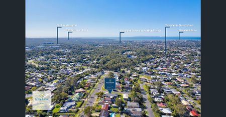 VIEWS TO STRADBROKE ISLAND... DUCTED AIR-CONDITONING IN ALL ROOMS... FANS TO ALL ROOMS... DISHWAHSER... BATH... REMOTE LOCK UP GARAGE... - Photo 3