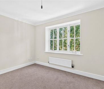 A five bedroom detached family home, benefiting from multiple recep... - Photo 2