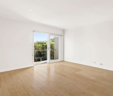 Elegantly Refurbished Two-Bedroom Apartment with a Peaceful Leafy Outlook - Photo 1