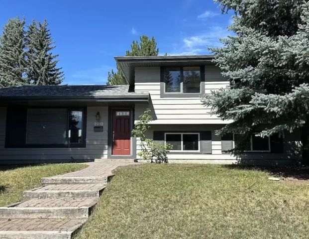 Beautifully renovated split level in desirable Palliser | 2212 Paliswood Place Southwest, Calgary - Photo 1