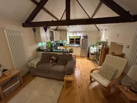 2 bedroom coach house to rent - Photo 3