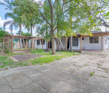 Family Home With Large Garden - Photo 2