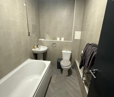 £1,250 PCM, Two Bedroom Ground Floor Flat with Enclosed Garden in R... - Photo 2