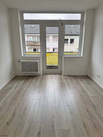 Renovierte und bezugsfertige 2-Zimmer-Wohnung mit neuer Einbauküche! - Photo 2
