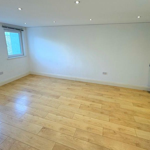 Church Street, Walton-On-Thames - 2 bedrooms Property for lettings - Seymours - Photo 1