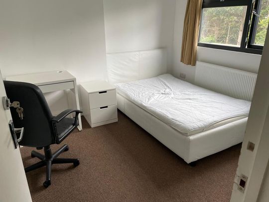 8 bedroom semi-detached house to rent - Photo 1