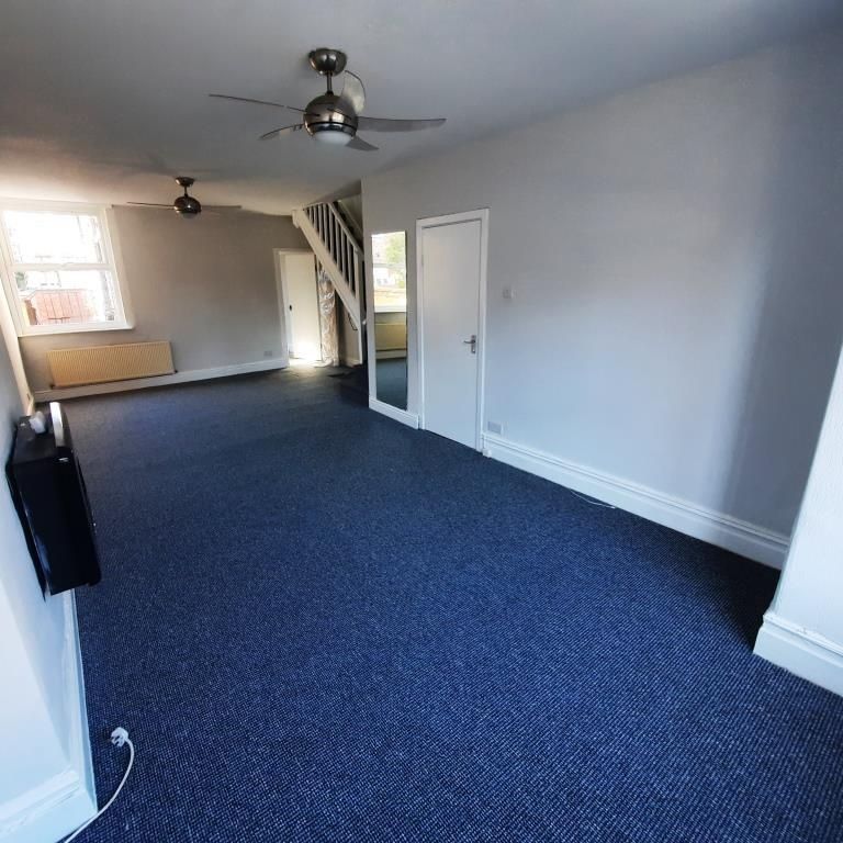 4 Bed Terraced House, Alphonsus Street, M16 - Photo 1