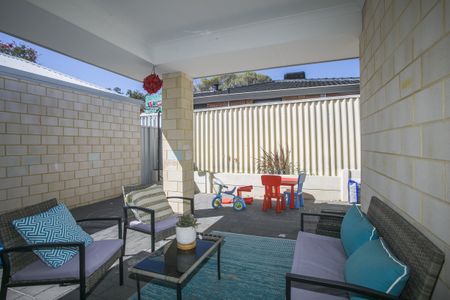A stone throw away from Emerald Park! - Photo 2