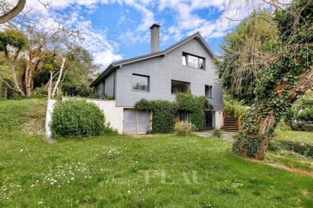Rueil-Malmaison - Maison familiale avec jardin, beaux volumes. - Photo 4