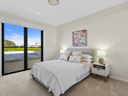 Spacious Family Home with Pool, Minutes from Royal Pines - Photo 4