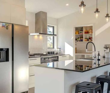 Modern and secure Living - Photo 3