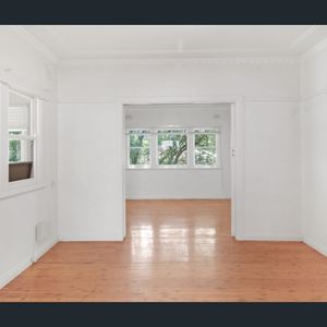 Spacious and Stylish Living in West Wollongong - Photo 2