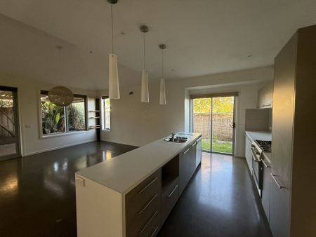 Please contact catie@sweeneyea.com.au for private inspections. - Photo 2